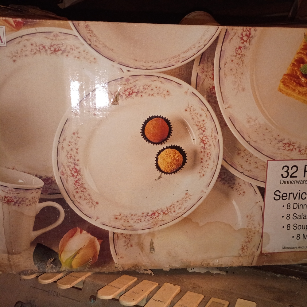 Elegant Floral Dinnerware Set - 32 Piece